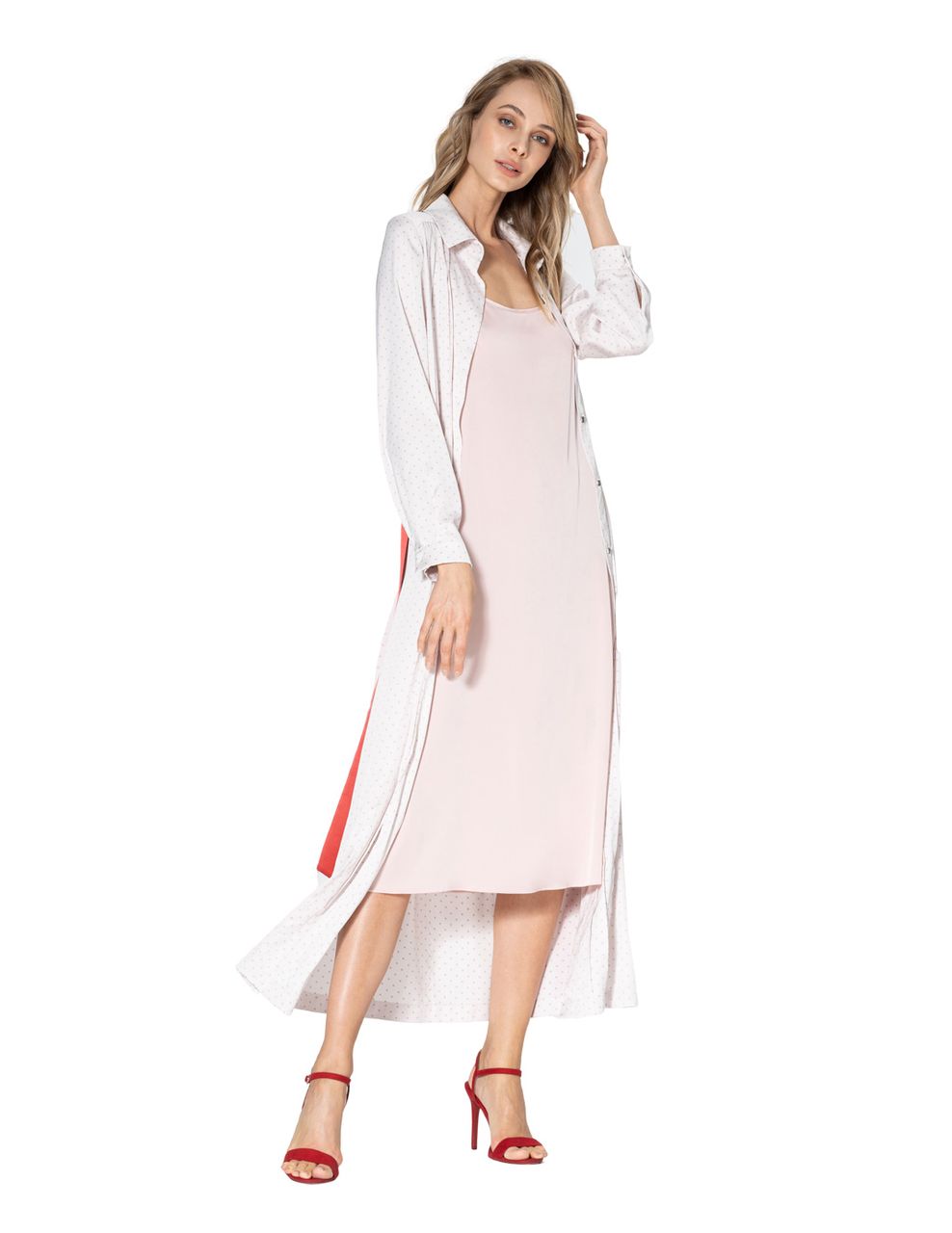Dress-shirt for the city and relaxation from a comfortable, flowing artificial satin with a polka dot pattern. Fold-up collar, set-in sleeve, with cuff on sewing buttons. In addition there is a removable belt and a combination dress on the straps.