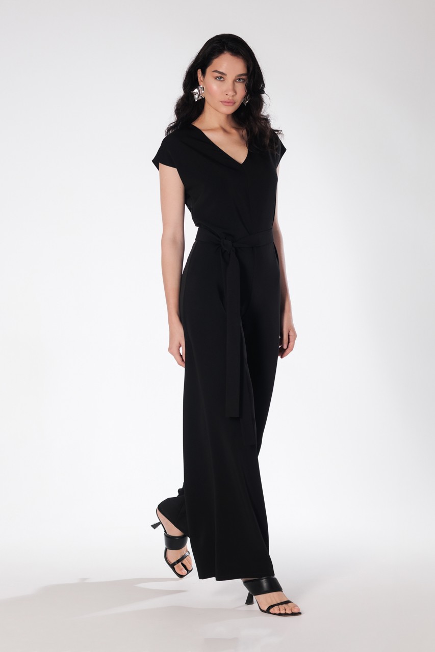 Loose silhouette crepe jumpsuit. It has a beautiful V-neckline, pockets in the sideseams and a belt.