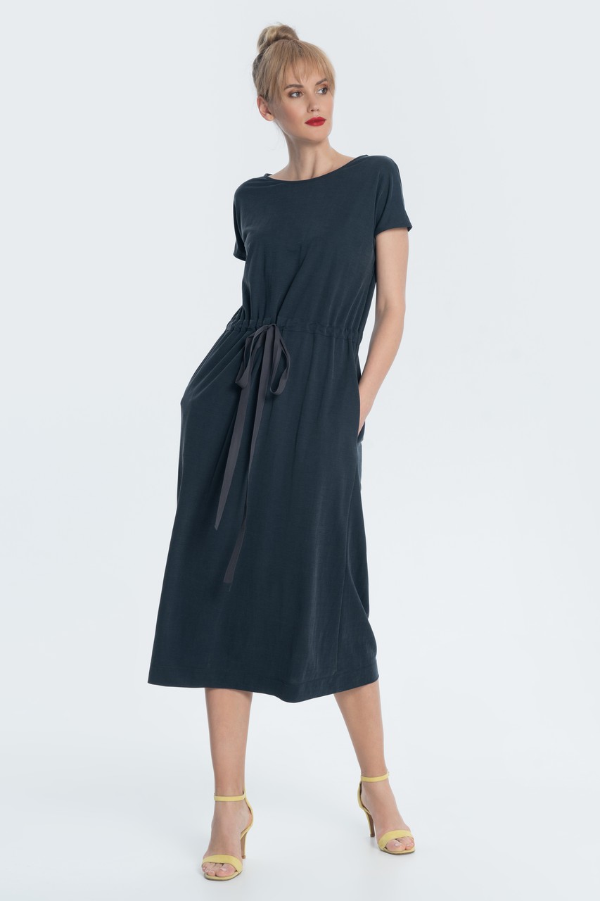 Comfortable urban dress made of loose-fitting jersey with a gather at the waist and a lowered sleeve with a lapel.