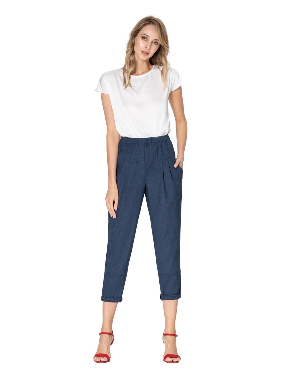 Stylish trousers made of fine costume wool with elastane. A wide coquette belt with elastic, side pockets, a silhouette free from above due to 2 tucks and narrowed to the bottom. Indispensable for a comfortable city life.