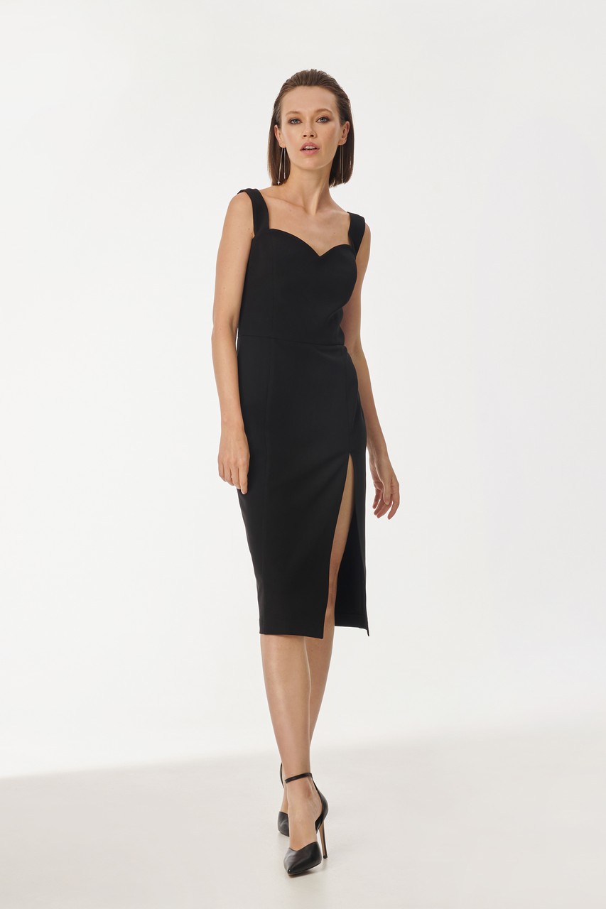 Fitted evening dress with a beautiful neckline and a high slit at the front. Dress with a fastener on a metal lightning behind.