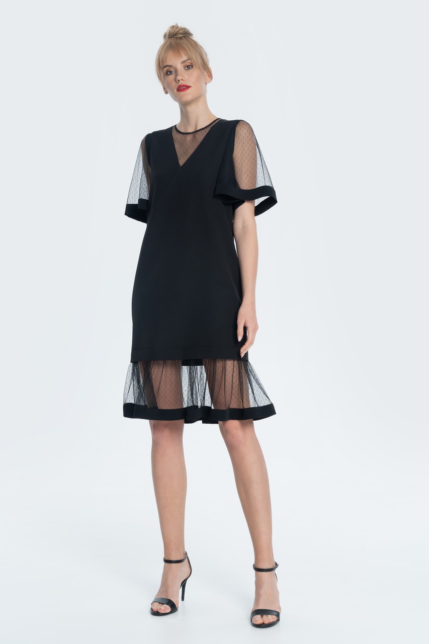 Crepe and mesh evening dress with a light pattern. Geometric cut lines with a detachable ruffle at the gathering and a free sleeve trimmed with wide slats add sophistication and chic to the image.