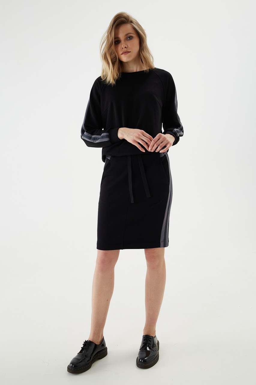 Jersey skirt with an original elasticated belt with contrasting stripes on the sides.