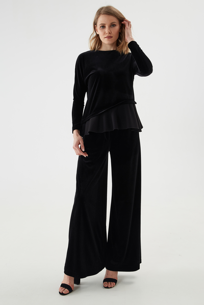 Velvet tunic with one-piece sleeves, asymmetrical hem and flounce in matte thick jersey.